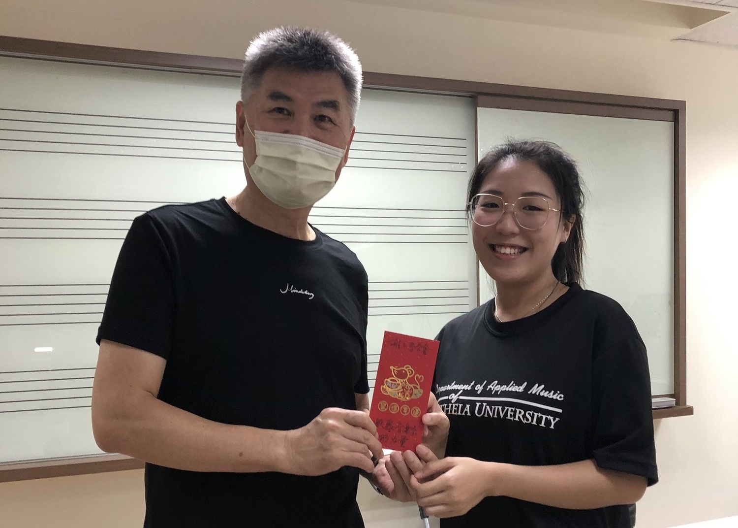 主任頒發獎勵金系學會長代表領取